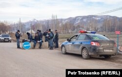 Полицейский пост на въезде в село Каракемер. Жамбылская область, 26 февраля 2020 года.