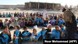 Pjesëtarë të UNICEF-it në një shkollë në Afganistan.