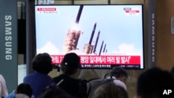 Një ekran televiziv shfaq pamje nga testimi i raketave nga Koreja e Veriut gjatë një programi lajmesh në stacionin hekurudhor në Seul, Korenë e Jugut, 12 qershor 2024.