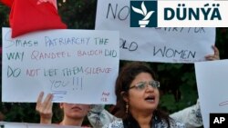 Awami Işçiler Partiýasynyň aktiwisti, 2016-njy ýylyň iýul aýynda Pakistanyň Yslamabat şäherinde model Kandel Buluçyň öldürilmegine garşy protest çäresinde şygar galdyrýar.