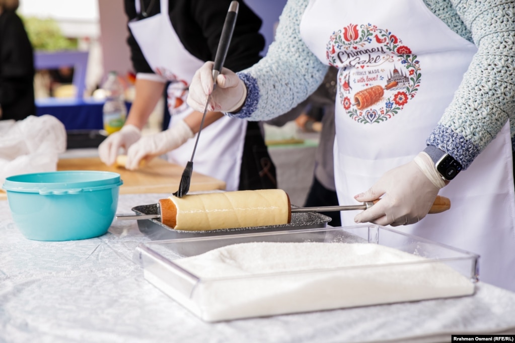 Në panair u shërbyen edhe ushqime tradicionale si "chimney cake", një ëmbëlsirë tradicionale hungareze e pjekur në formë cilindrike dhe e mbuluar me sheqer e kanellë.