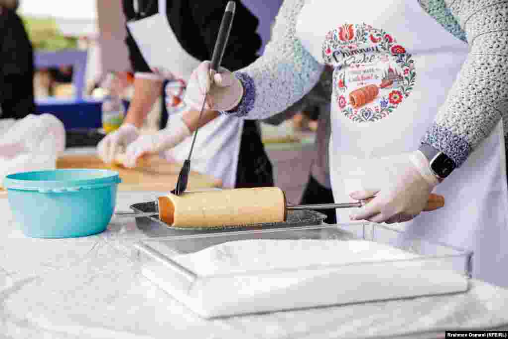 Në panair u shërbyen edhe ushqime tradicionale si "chimney cake", një ëmbëlsirë tradicionale hungareze e pjekur në formë cilindrike dhe e mbuluar me sheqer e kanellë.