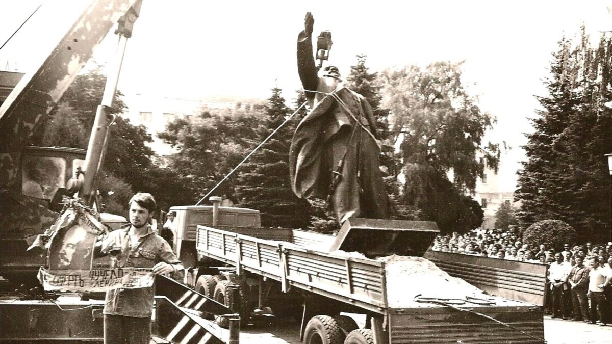 На Украине за год снесли 1320 памятников Ленину