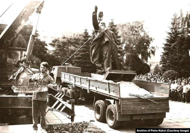 Зняття пам’ятника Володимиру Леніну в Тернополі. 8 серпня 1990 року