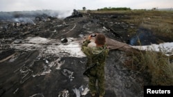 Боец самопровозглашенной ДНР фотографирует обломки Boeing. На память? 