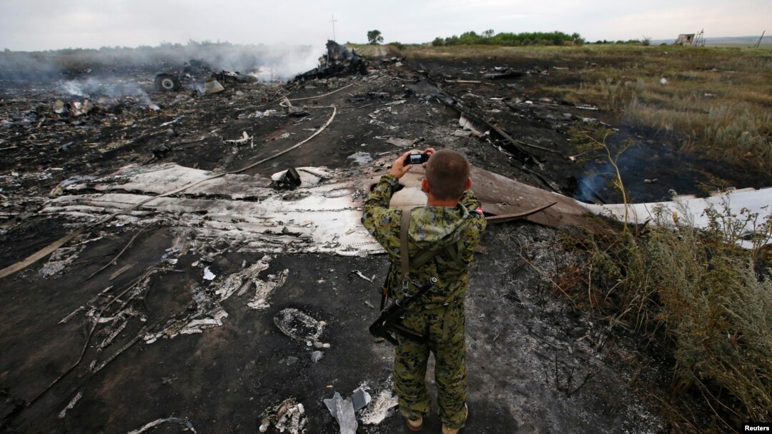 Боец самопровозглашенной ДНР фотографирует обломки Boeing. На память? 