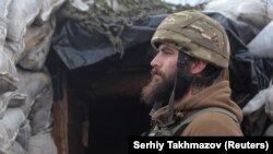 Украинский военнослужащий на передовой позиции на линии разграничения сил недалеко от оккупированного Донецка, апрель 2021 года