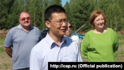 Представитель китайской госкорпорации Ван-Ге (посередине)