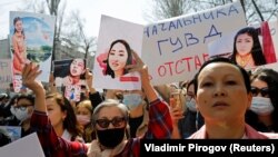 Участники митинга, которые требовали расследования убийства Айзады Канатбековой, а также увольнения начальника ГУВД и главы МВД. 8 апреля 2021 года. 