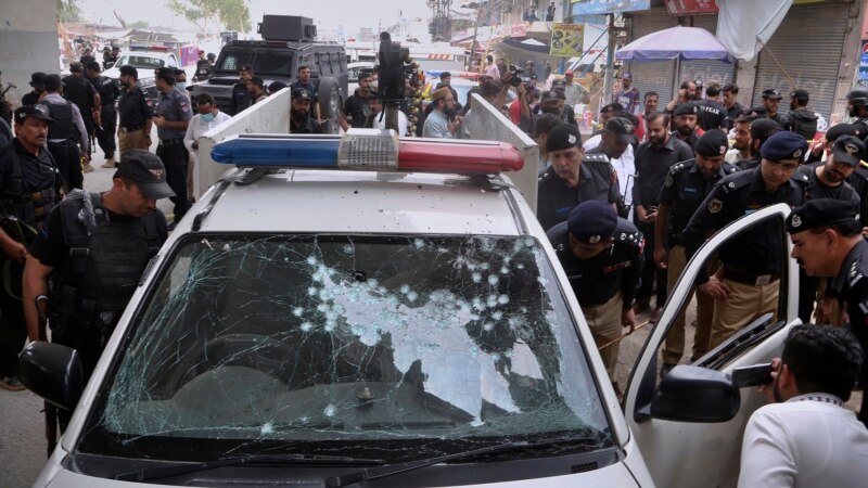 افراد ناشناس با پرتاب بم دستی به یک موتر پولیس در پشاور ۱ افسر را کشته اند