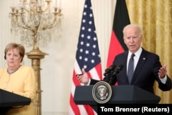 Joe Biden amerikai elnök és Angela Merkel német kancellár közös sajtótájékoztatón vesz részt a Fehér Házban, Washingtonban 2021. július 15-én