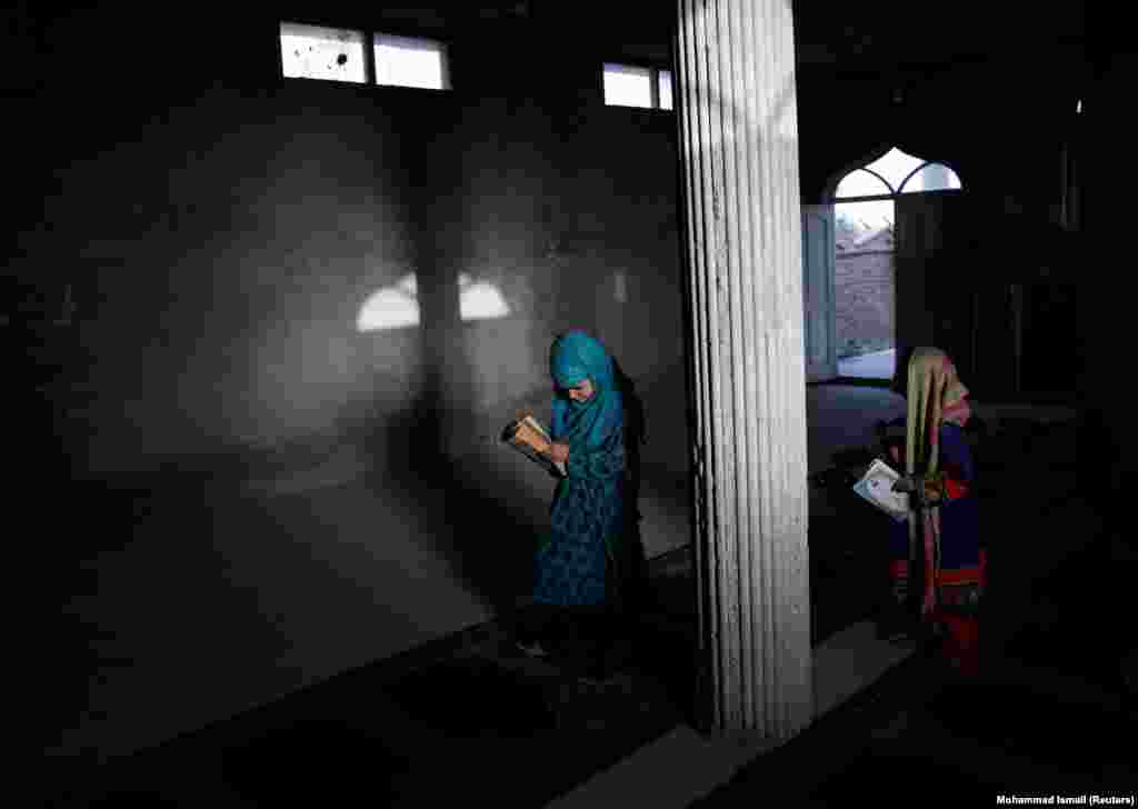 Аўганістан. Дзяўчаты чытаюць Каран у часе сьвятога месяцу Рамазан. (Reuters/Mohammad Ismail)