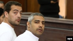 Журналисты Бахер Мохаммад (слева) и Мохаммад Фахми в суде. Каир, 31 марта 2014 года.