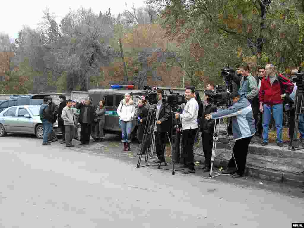 Журналисты в ожидании информации у дома Нуркадилова. Алматы, 13 ноября 2005 года.