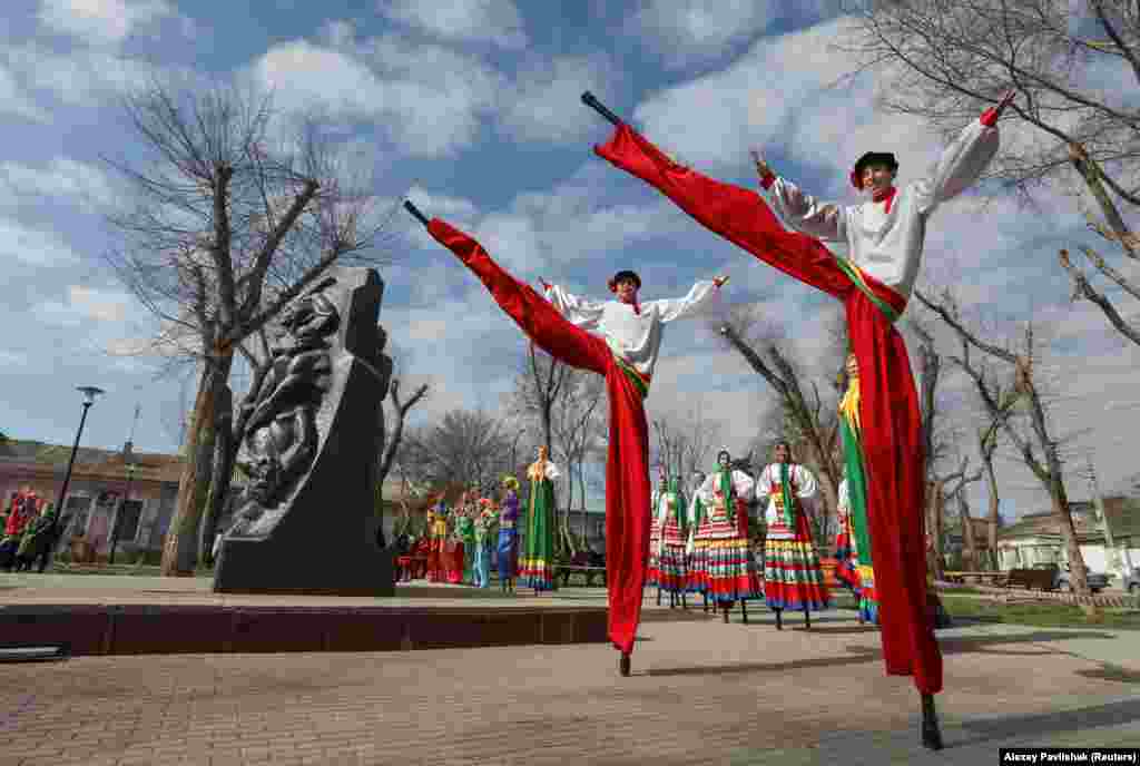 В Евпатории артисты выступают у памятника советских времен во время празднования Масленицы