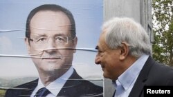 22 апреля: Доминик Стросс-Кан на избирательном участке, рядом с плакатом, на котором - портрет кандидата в президенты Франции от социалистов Франсуа Олланда