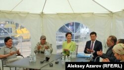 Олия Назарбоева бо гурӯҳи наворбардории сериёли "Хонигарии қазоқҳо"