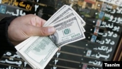 رسانه‌های داخل ایران سیاست‌های اخیر دولت مسعود پزشکیان در راستای آزادسازی اقتصادی و حذف ارز ترجیحی را مسبب جهش‌های تازهٔ قیمت دلار می‌دانند