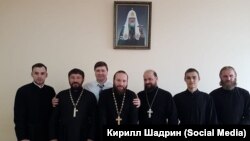 Кирилл Шадрин (крайний слева) с бывшими коллегами из Магаданской епархии