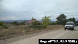 პოლიციის ავტომანქანა, რომლითაც ვასილ სალამაშვილი ერგნეთიდან გორისკენ მიჰყავთ