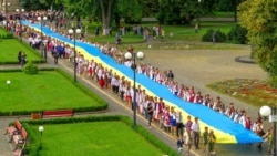 Під час відзначення Дня Державного Прапора України в Ужгороді, 23 серпня 2016 року. Учасники святкування несуть 100-метровий синьо-жовтий стяг
