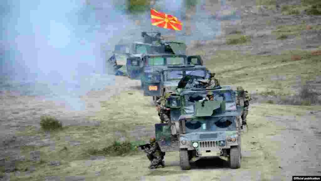 МАКЕДОНИЈА - Измените на законот за служба во Армијата денеска не помина на второ читање во Комисијата за одбрана и безбедност затоа што пратениците на опозициската ВМРО-ДПМНЕ поднесе 2 илјади амандмани изјави претседателот на собраниската комисија за МИА Миле Талевски. Тој тврди дека со предложениот закон се предвидува војниците да можат да земат отпремнина по завршување на службата, откуп на стажот за офицерите, забрана за политички активности на офицерите.