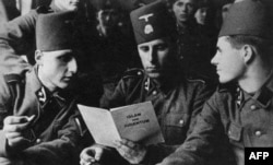 سربازان بوسنیایی پیوسته به ارتش اس‌اس در حال خواندن کتابی درباره اسلام و یهودیت