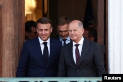 Președintele francez Emmanuel Macron și cancelarul german Olaf Scholz, la o sesiune de lucru franco-germană de la castelul Schloss Meseberg, 28 mai 2024.