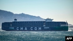 „CMA CGM Palais Royal“ - най-големият в света контейнеровоз, задвижван от природен газ, плава в залива на Марсилия, Южна Франция, на 14 декември 2023 г. Френският корабен гигант CMA CGM обяви, че прекратява преминаването на контейнерни кораби през Червено море