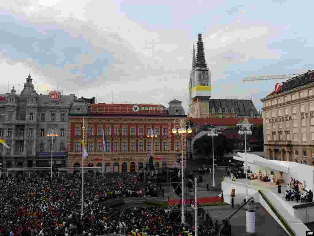 Vjernici slušaju obraćanje pape na Trgu Bana Jelačića, 4. lipanj 2011. AFP / VINCENZO PINTO 