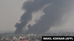 Kabuldaky partlamadan soň, tüsse asmana galýar. 3-nji sentýabr, 2019 ý.