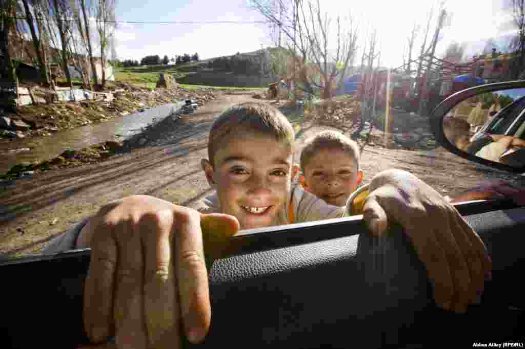 Biz saraydan qayıdarkən bu məhəllələrdən keçirdik. İki uşağın bizə bağdığınə görüb maşını saxladıq. Uşaqlar pəncərəyə yaxınlaşaraq həm bizə, həm də maşına maraqla baxmağa başladı. Onların üzündəki ifadə yoxsul da olsa uşaq xoşbəxtliklərindən danışırdı.