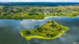 Востраў з замкам на возеры Іказьнь