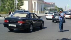 Aşgabatda polisiýa “her dürli bahanalar” bilen jerime ýazýar