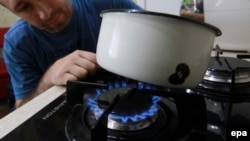 Ukraine -- A man cooks food on a gas stove in Donetsk, May 30, 2014
