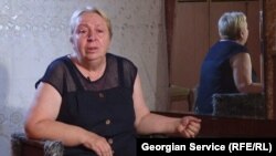 Nunu Chovelidze la un fost cazino din Tbilisi care e casa ei în ultimii 9 ani, august 2018.