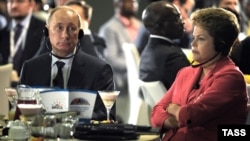 Presidentja braziliane, Dilma Rousseff gjatë një mëngjesi pune me homologun rus, Vladimir Putin