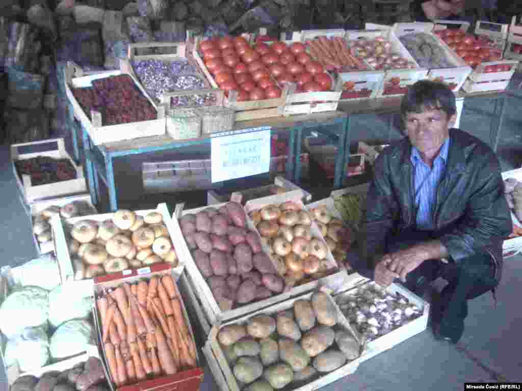 Poljoprivrednik Munib Mezit sa domaćim proizvodima
