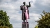 Памятник советскому маршалу Ивану Коневу в Праге неоднократно обливали краской