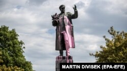 Памятник советскому маршалу Ивану Коневу в Праге неоднократно обливали краской