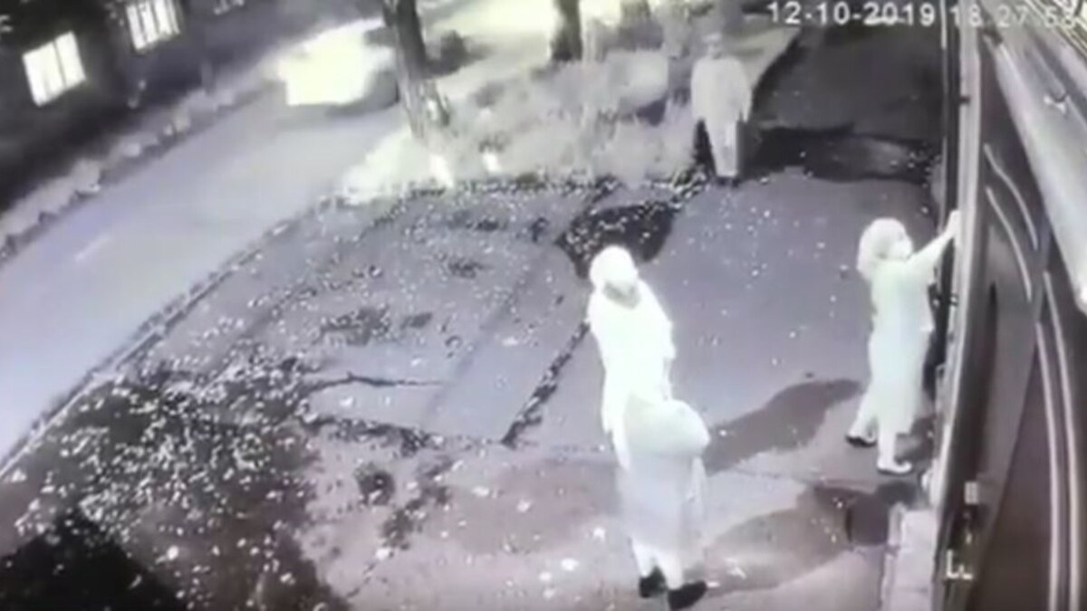 Во Владикавказе на воротах дома обвиняемого в жестоком убийстве экс ...