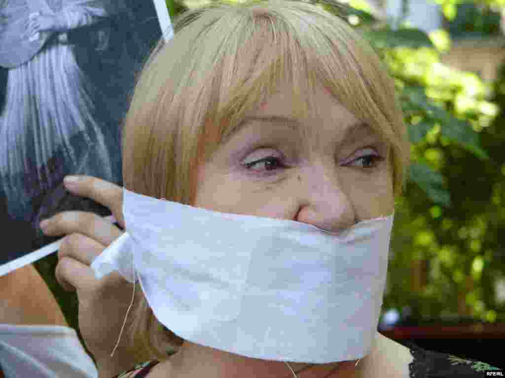 Участники акции завязали себе рты... - Тамара Калеева, президент фонда защиты свободы слова “Адиль соз”, участвует в акции протеста в защиту свободы слова. Алматы, 24 июня 2009 года.