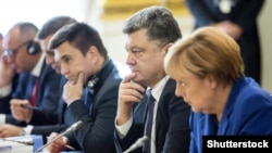 Слева направо: Павел Климкин, Петр Порошенко и Ангела Меркель (©Shutterstock)