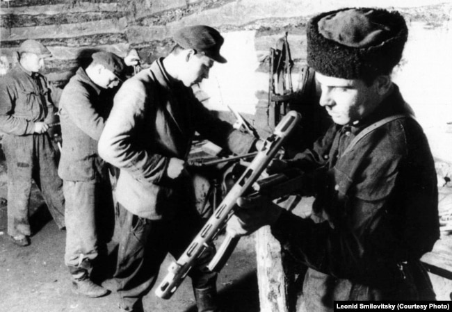 Яўрэйскія партызаны. У шапцы-кубанцы - Якаў Менкін, лета 1943