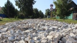 Обломки силикатных кирпичей на дороге в Митюково