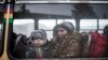 Женщина с ребенком садятся в автобус для эвакуации из Дебальцево, 1 февраля 2015 года