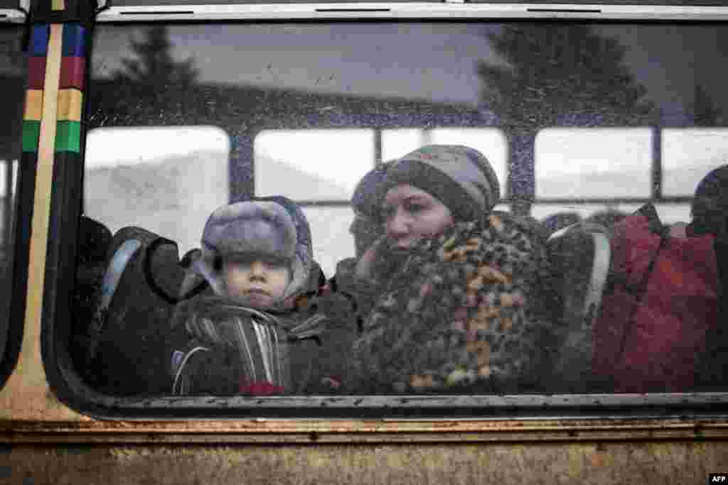 Жінка з дитиною сідають в автобус для евакуації з Дебальцева, 1 лютого 2015 року
