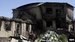 Сожженный дом Курманбека Бакиева в селе Тейит, Джалал-Абадская область, 15 мая 2010 года.