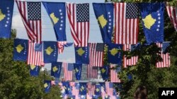 Zastave SAD i Kosova u Prištini
