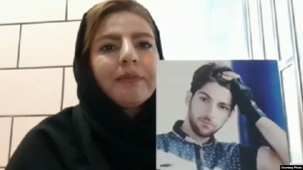 فرزانه انصاریفر با عکسی از برادر خود، فرزاد که در اعتراضات آبان ماه کشته شد